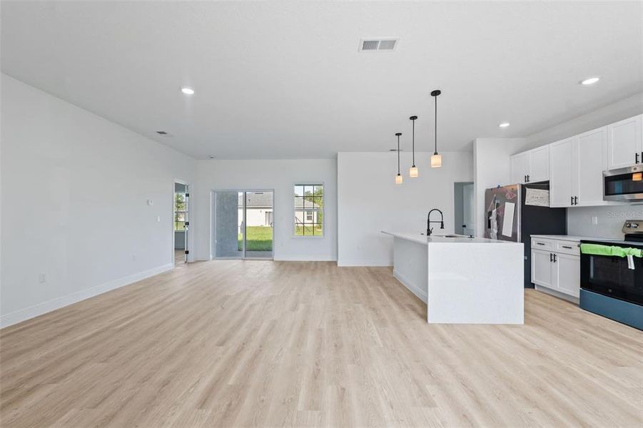 Spacious, unfurnished interior of a new home in , Ocala (Image 27).