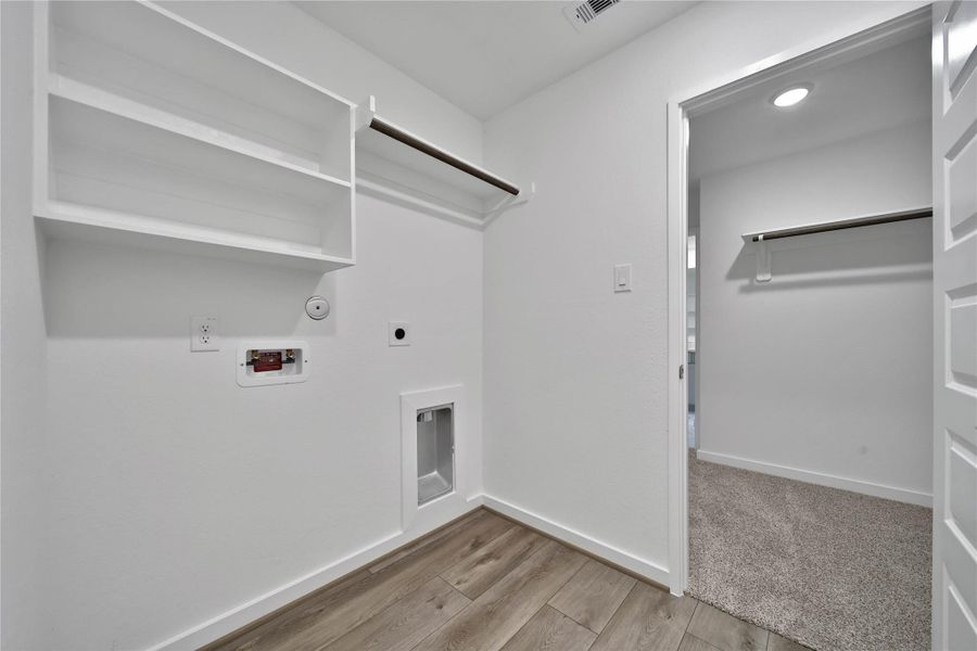 Spacious, unfurnished interior of a new home in , Rosharon (Image 28).
