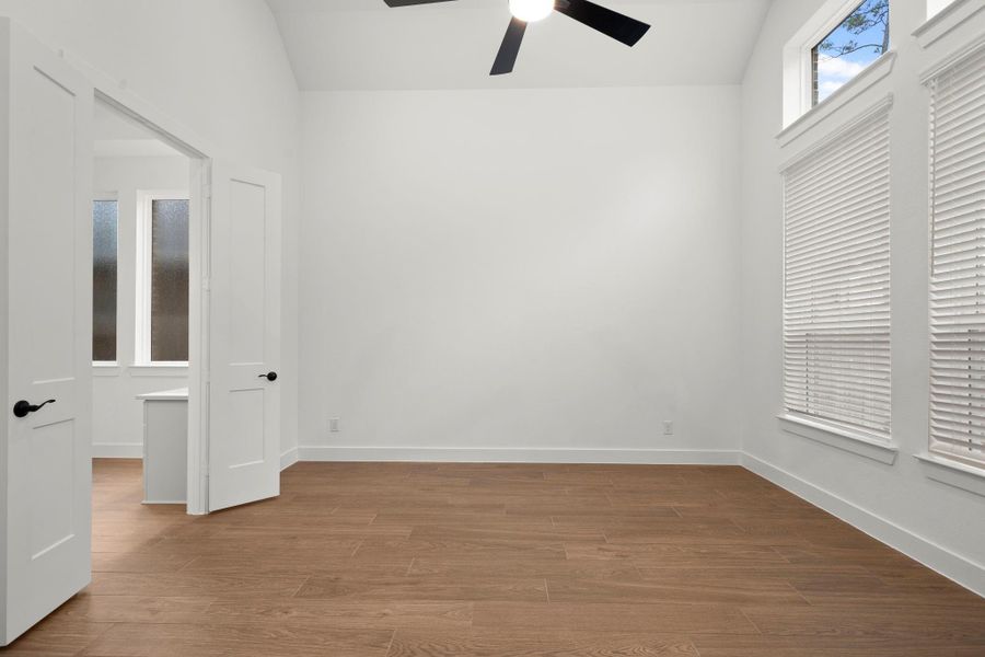 Spacious, unfurnished interior of a new home in Evergreen, Conroe (Image 34).