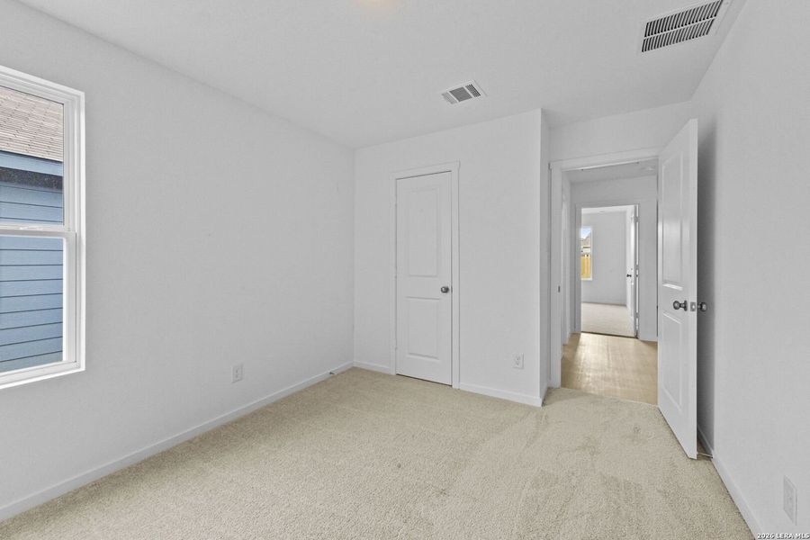 Spacious, unfurnished interior of a new home in Spring Grove, St. Hedwig (Image 17).
