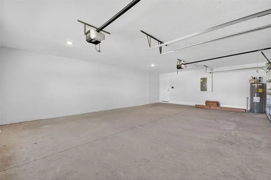 Spacious, unfurnished interior of a new home in Hill Country Estates, Dade City (Image 33).