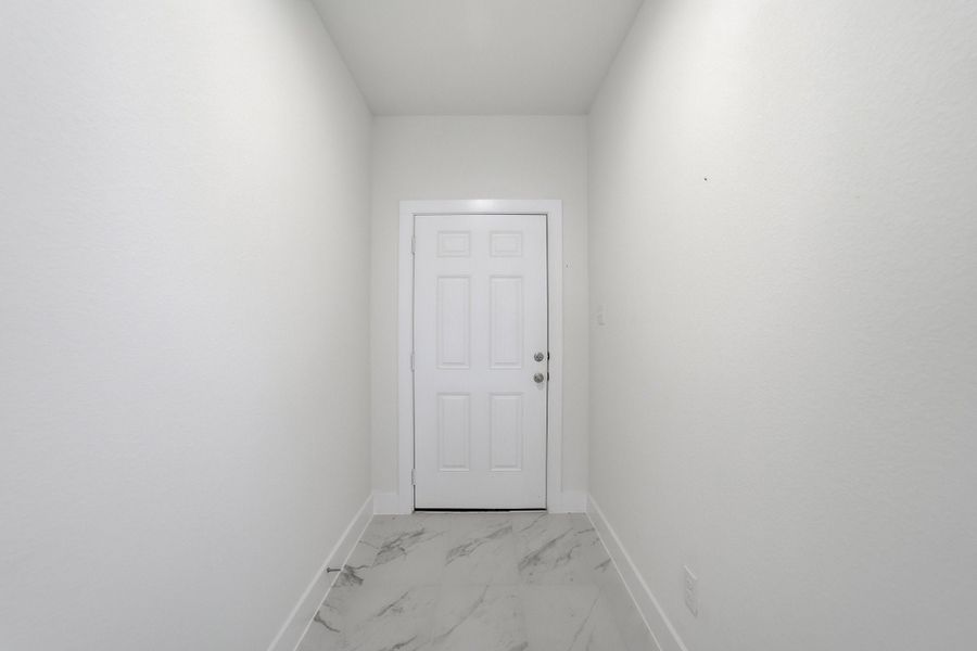 Spacious, unfurnished interior of a new home in Cielo, Conroe (Image 21).