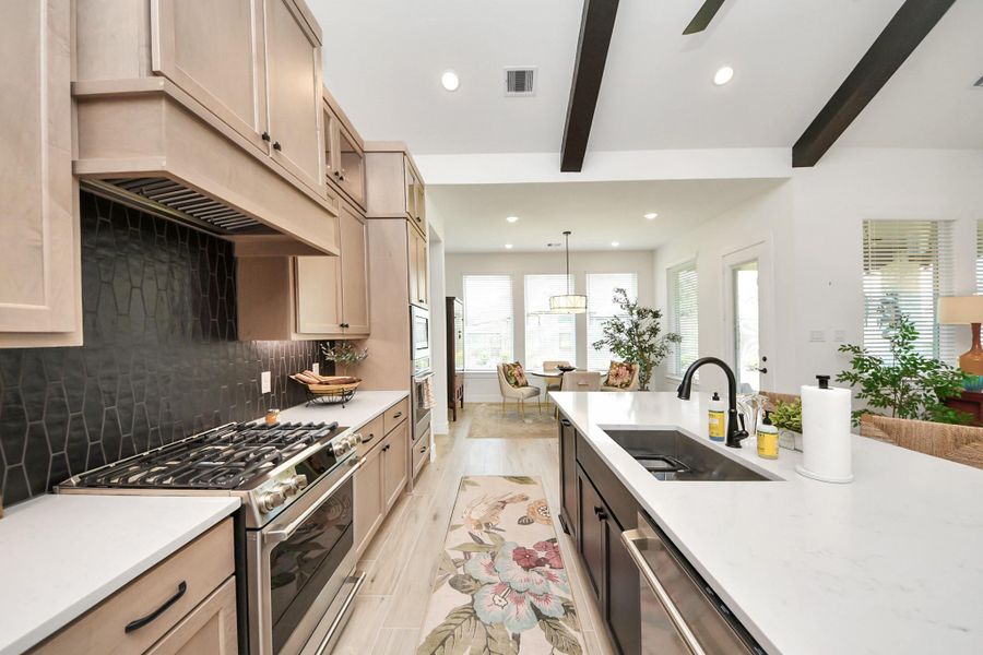 Stunning kitchen, crisp and bright cabinetry Stunning kitchen, crisp and bright cabinetry