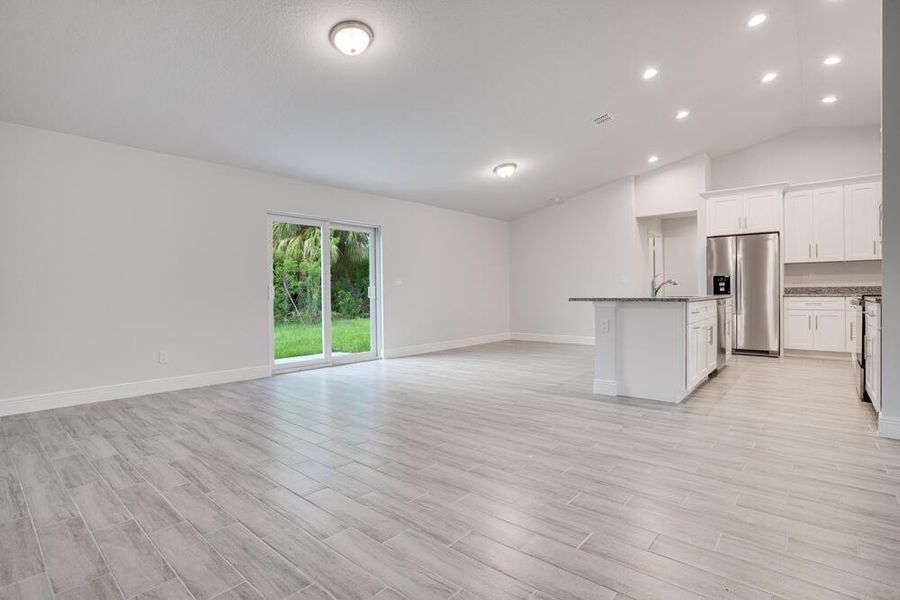 Spacious, unfurnished interior of a new home in , Palm Bay (Image 32).