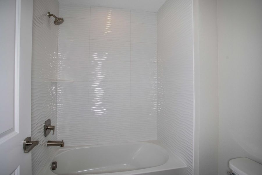 Representative interior finishes for a home built from the Lido by Casa Fresca Homes in Mirada, San Antonio (Image 10).