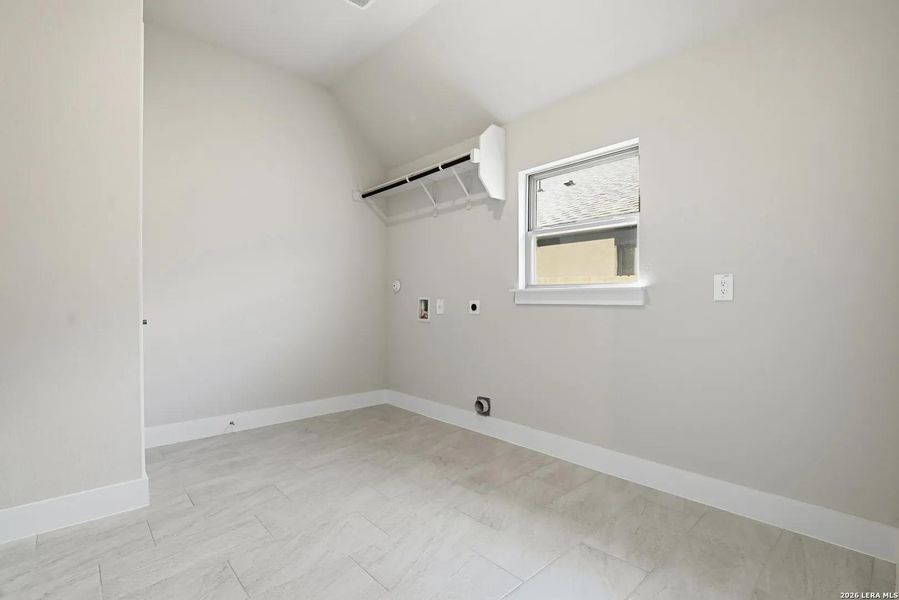 Spacious, unfurnished interior of a new home in Haby Hill 60s, San Antonio (Image 10). Spacious, unfurnished interior of a new home in Haby Hill 60s, San Antonio (Image 10).