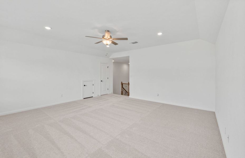 Spacious, unfurnished interior of a new home in Bluffview Reserve, Leander (Image 39).