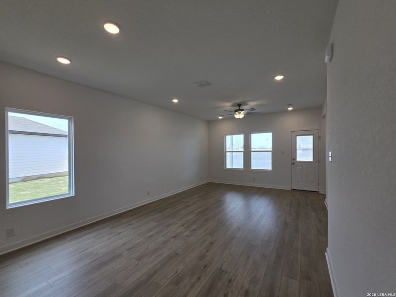 Spacious, unfurnished interior of a new home in Saddlebrook Ranch, Schertz (Image 18).