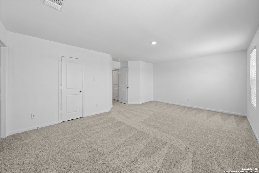Spacious, unfurnished interior of a new home in Blue Wing, San Antonio (Image 9). Spacious, unfurnished interior of a new home in Blue Wing, San Antonio (Image 9).