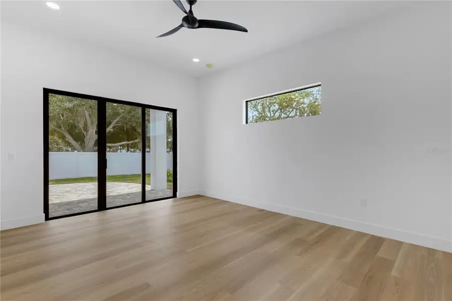 Spacious, unfurnished interior of a new home in , Sarasota (Image 26).