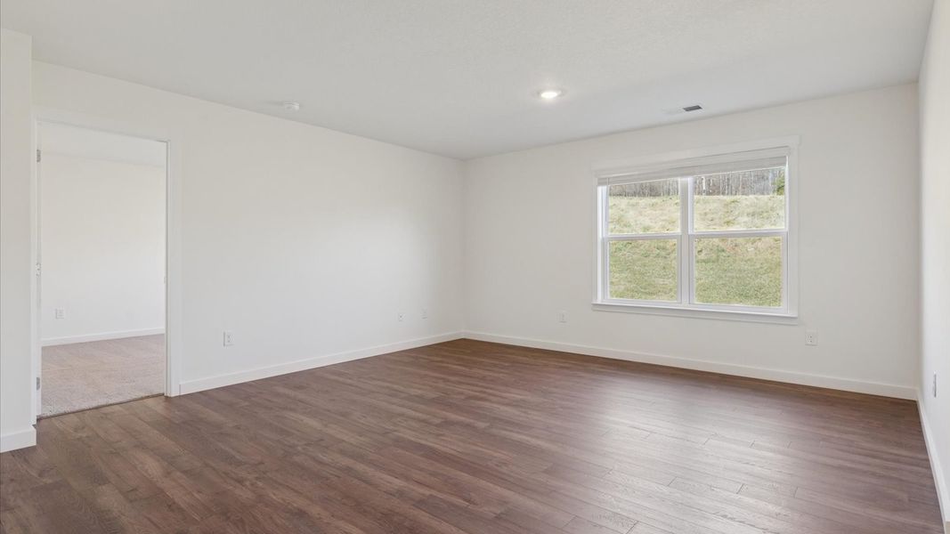 Spacious, unfurnished interior of a new home in Emory Creek, Harriman (Image 9).