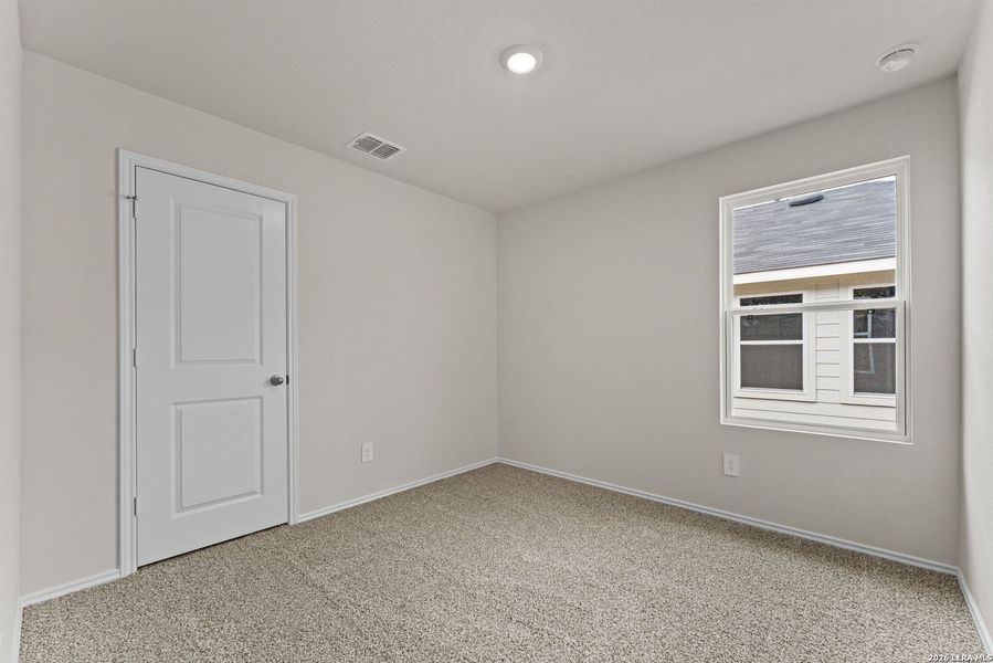 Spacious, unfurnished interior of a new home in Bollinger, Uhland (Image 22).