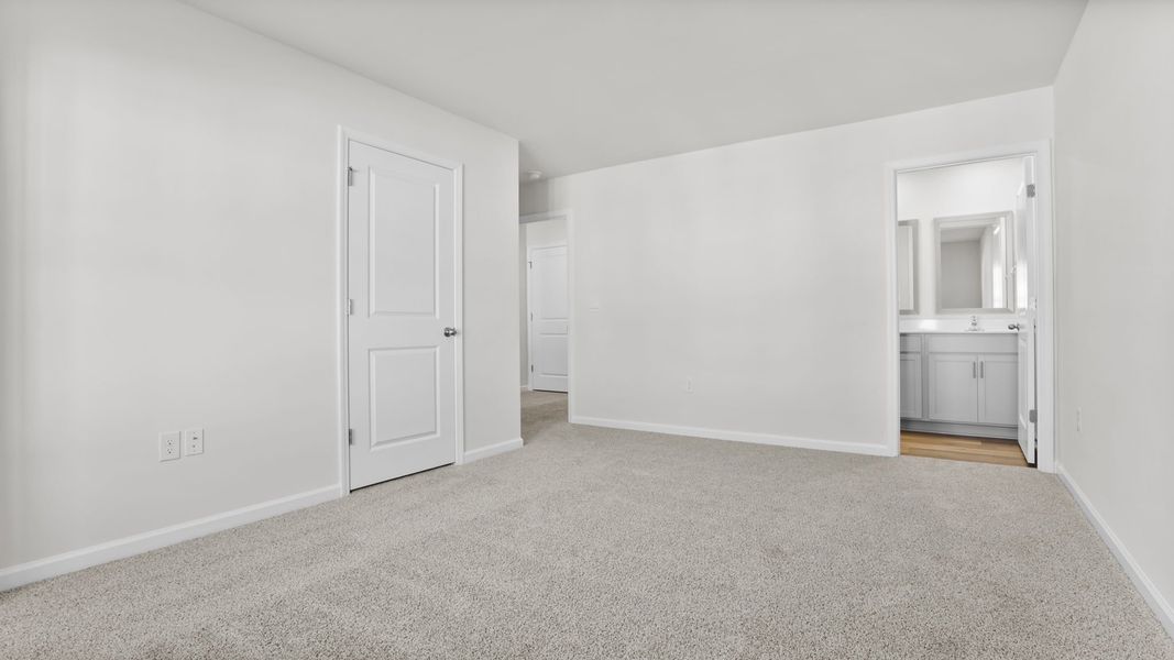 Spacious, unfurnished interior of a new home in Tanglewood Townes, Greenville (Image 27).