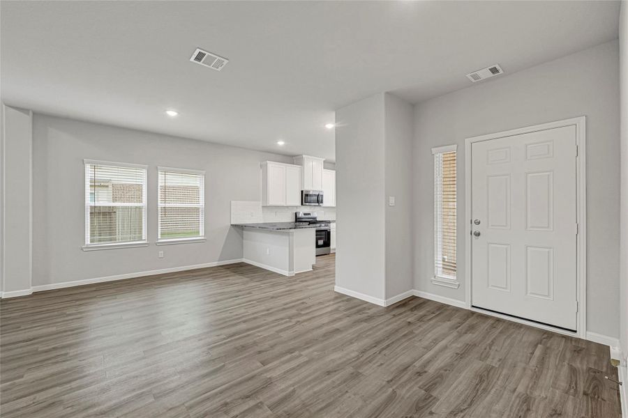 Spacious, unfurnished interior of a new home in Rollingbrook Estates, Baytown (Image 25).