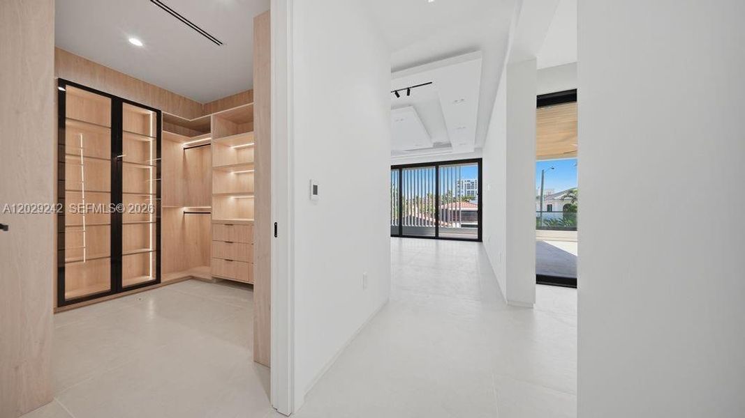 Spacious, unfurnished interior of a new home in , Fort Lauderdale (Image 25).