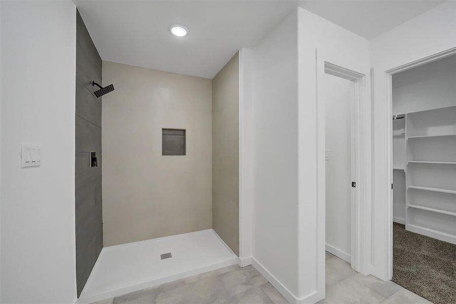 Spacious, unfurnished interior of a new home in , Conroe (Image 22).