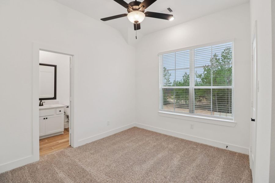 Spacious, unfurnished interior of a new home in Kresston 50's, Montgomery (Image 28).