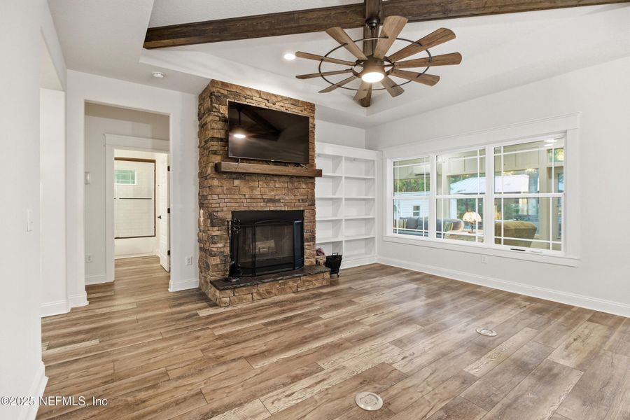 Spacious, unfurnished interior of a new home in , Florahome (Image 24).