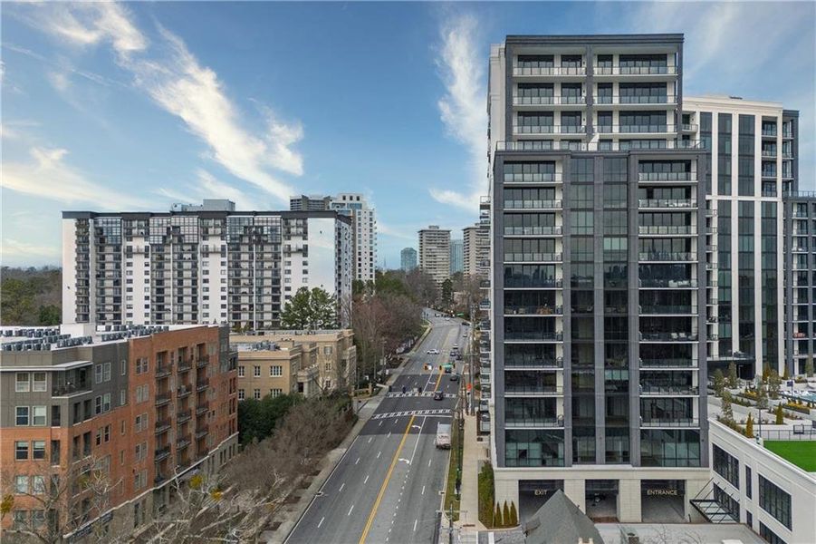 Condo located in Atlanta, GA showcasing its design and architecture (Image 4).