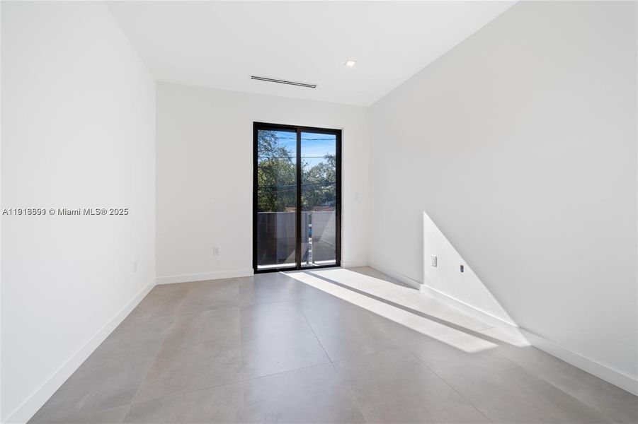 Spacious, unfurnished interior of a new home in , Miami (Image 19).
