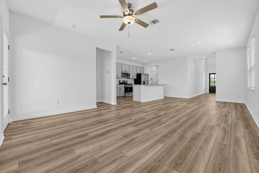 Spacious, unfurnished interior of a new home in Sunfield, Buda (Image 10).