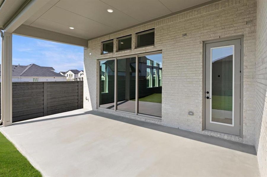 24_25. 7228 Ladybug - Patio