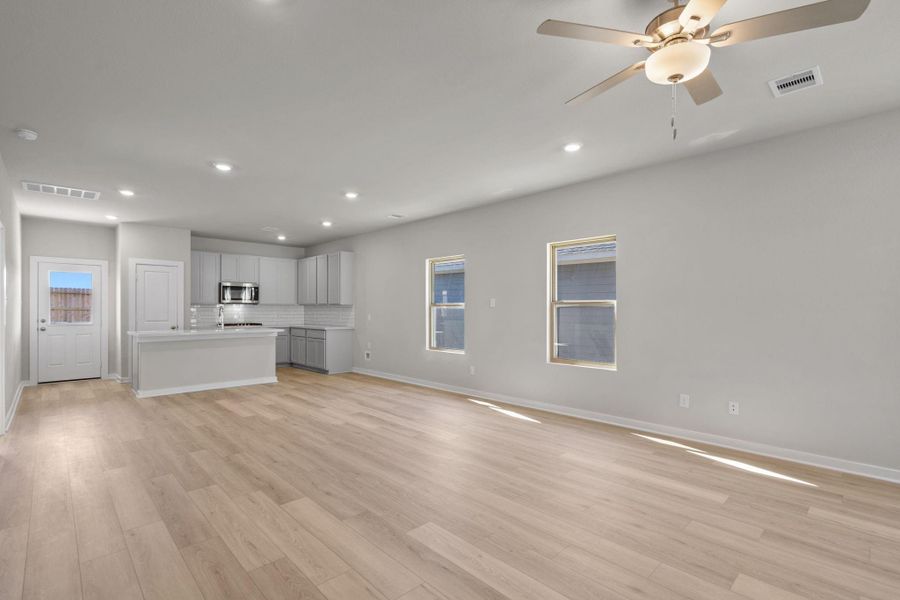 Spacious, unfurnished interior of a new home in Westridge Cove, Conroe (Image 22).