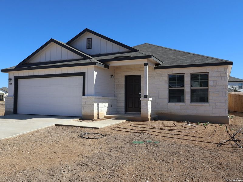 Image 22 of a home in Cinco Lakes.