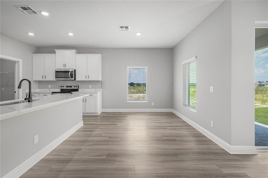 Spacious, unfurnished interior of a new home in Gum Lake Preserve, Lake Alfred (Image 17).