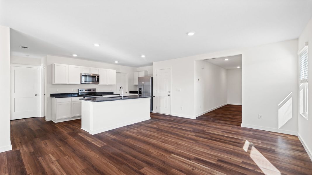 Spacious, unfurnished interior of a new home in Evergreen Landing, Rossville (Image 12).