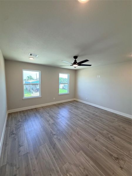 Spacious, unfurnished interior of a new home in , Baytown (Image 17).