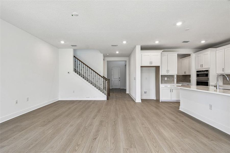 Spacious, unfurnished interior of a new home in Hawkstone, Sarasota (Image 32).