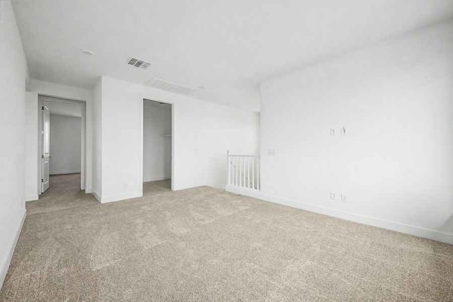 Spacious, unfurnished interior of a new home in Skyline Village, San Tan Valley (Image 9).