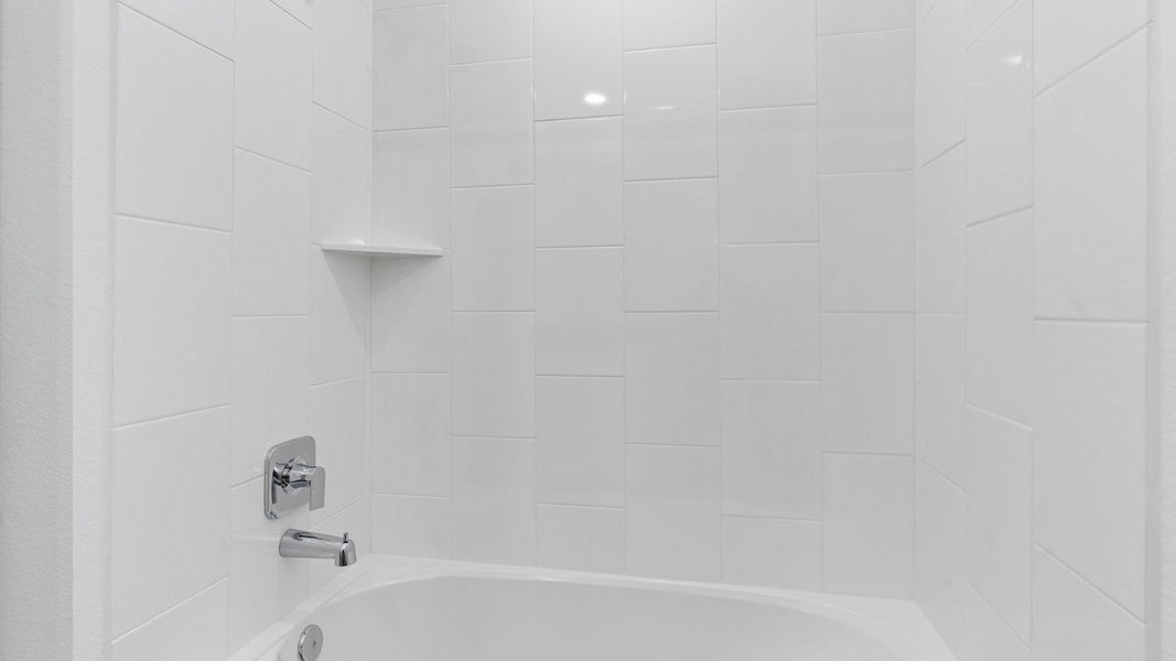 Representative interior finishes for a home built from the Huntsville by D.R. Horton in Marlow Lake, Texas City (Image 15).