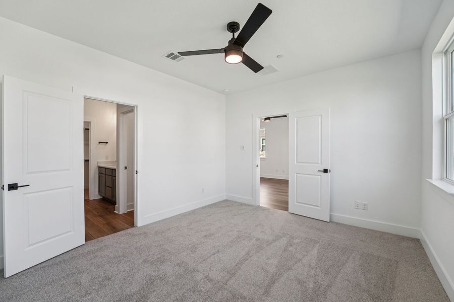 Spacious, unfurnished interior of a new home in Avery Centre, Round Rock (Image 17).