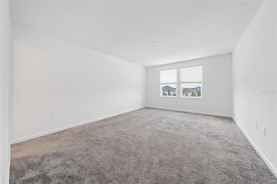 Spacious, unfurnished interior of a new home in Storey Creek, Kissimmee (Image 16).