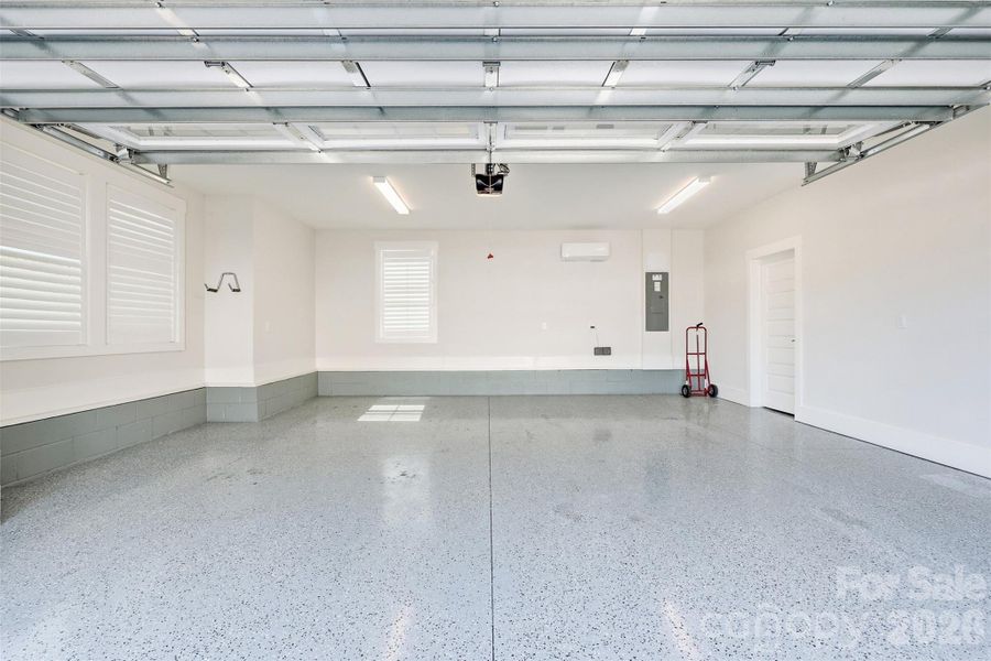 Spacious, unfurnished interior of a new home in , Sunset Beach (Image 22).