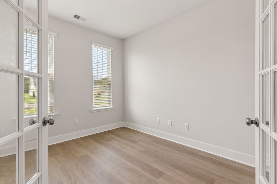 Spacious, unfurnished interior of a new home in NorthShore on the St. Marys River, Kingsland (Image 20).