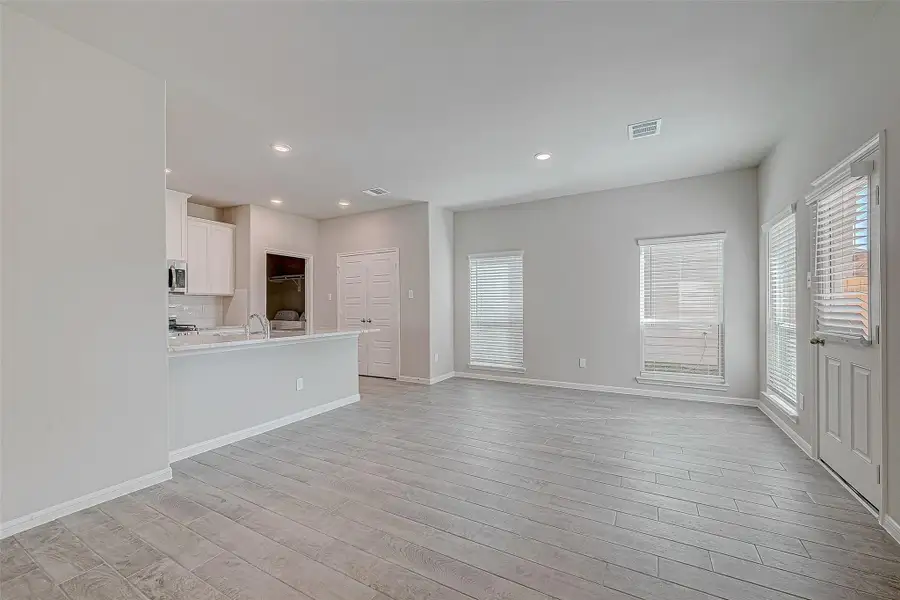Spacious, unfurnished interior of a new home in Woodland Lakes, Houston (Image 39). Spacious, unfurnished interior of a new home in Woodland Lakes, Houston (Image 39).