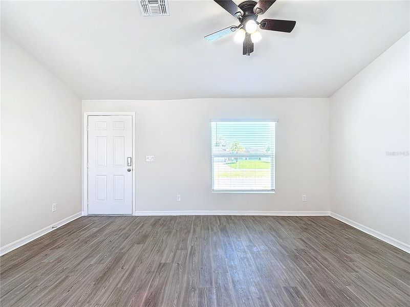 Spacious, unfurnished interior of a new home in , Cape Coral (Image 14).