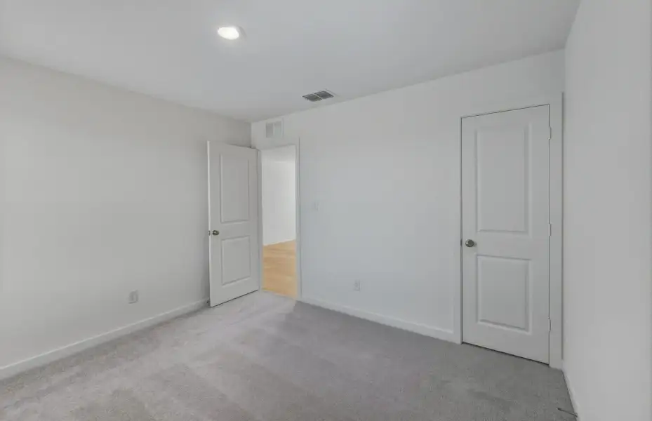 Spacious, unfurnished interior of a new home in Sunfield, Buda (Image 33).