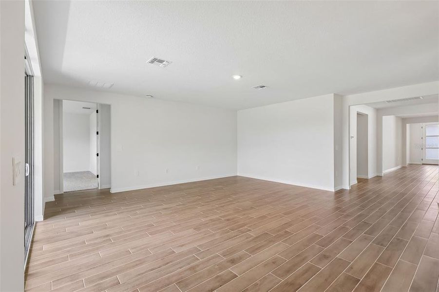 Spacious, unfurnished interior of a new home in The Grove at Stuart Crossing - Signature Series, Bartow (Image 21).