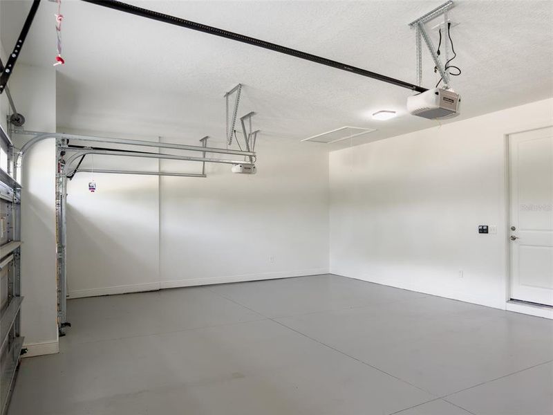 Spacious, unfurnished interior of a new home in , Leesburg (Image 22).