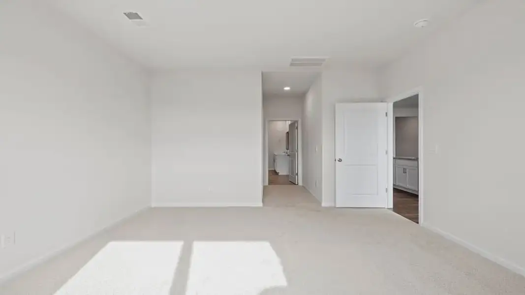Spacious, unfurnished interior of a new home in Sherwood Gardens, Landrum (Image 30).