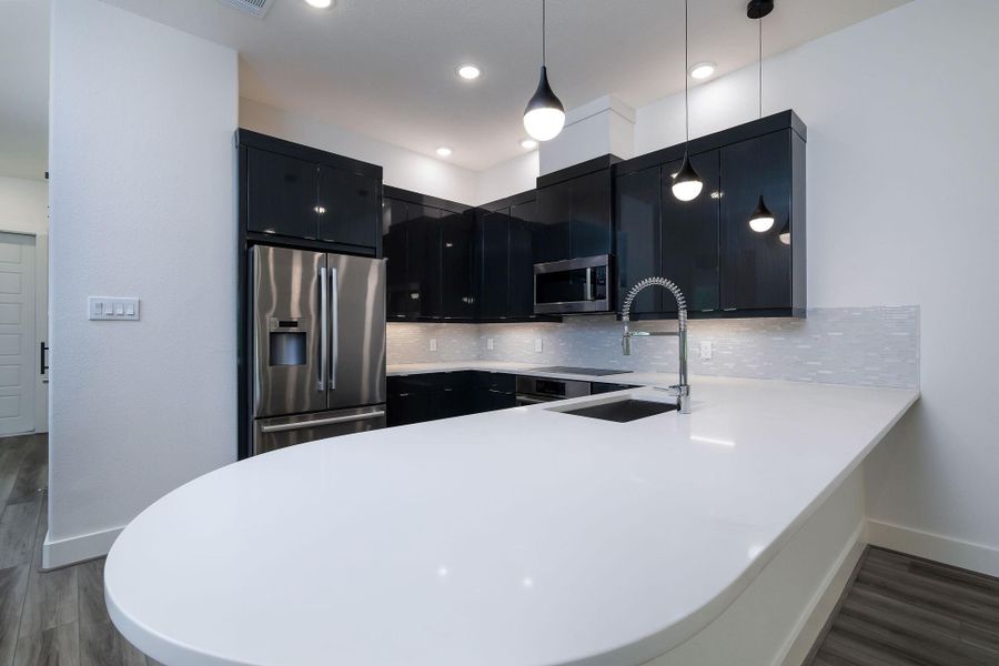 Extra large quartz counter for lots of stools