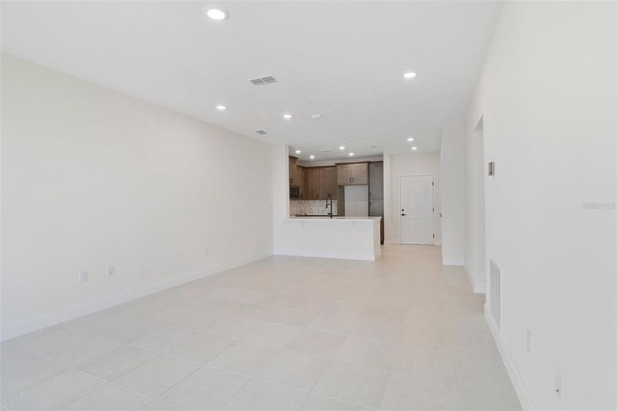 Spacious, unfurnished interior of a new home in Gatherings® of Lake Nona, Orlando (Image 10).