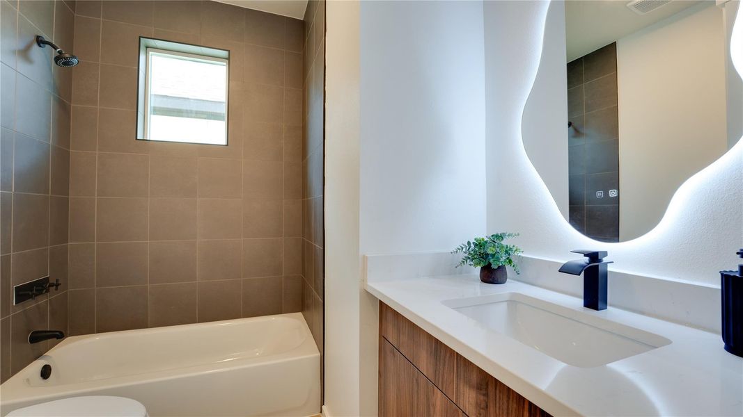 Modern secondary full bathroom