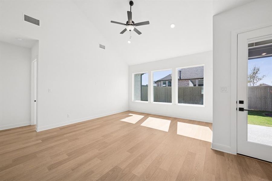 Spacious, unfurnished interior of a new home in Pecan Square - Gardens, Northlake (Image 32).