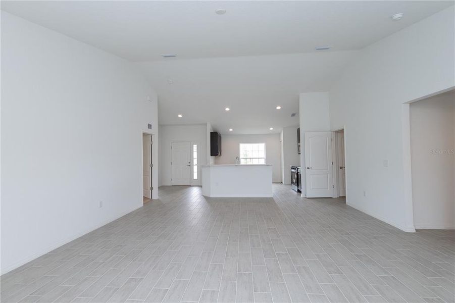 Spacious, unfurnished interior of a new home in , Frostproof (Image 11).