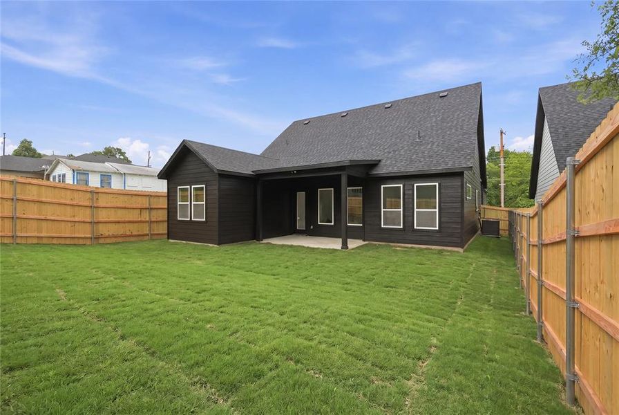 Exterior details and patio area of a home in , Dallas (Image 3).